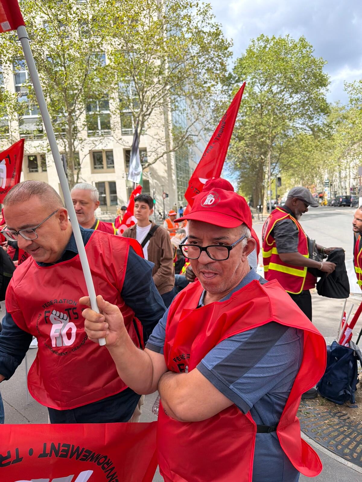 Prise de parole au rassemblement, un responsable syndical FO gesticule en parlant.