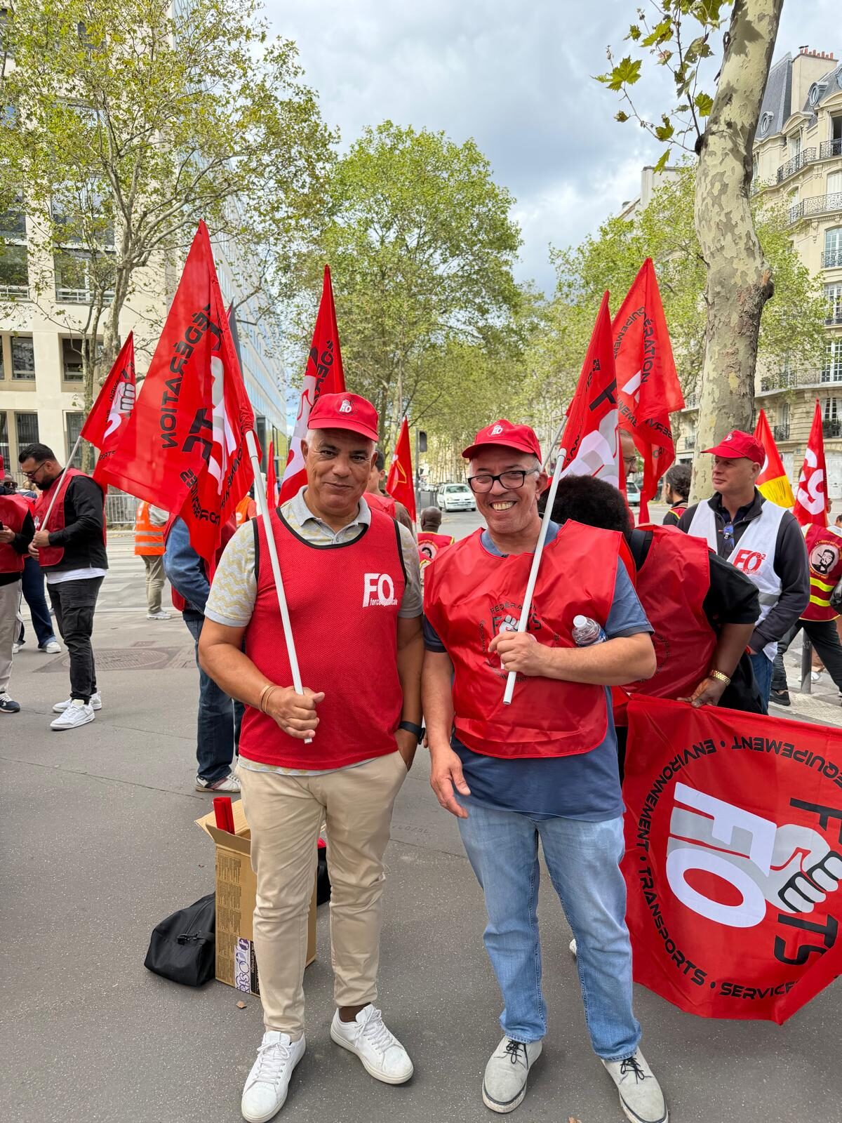 Deux agents FO posent avec le drapeau de la fédération FEETS-FO.