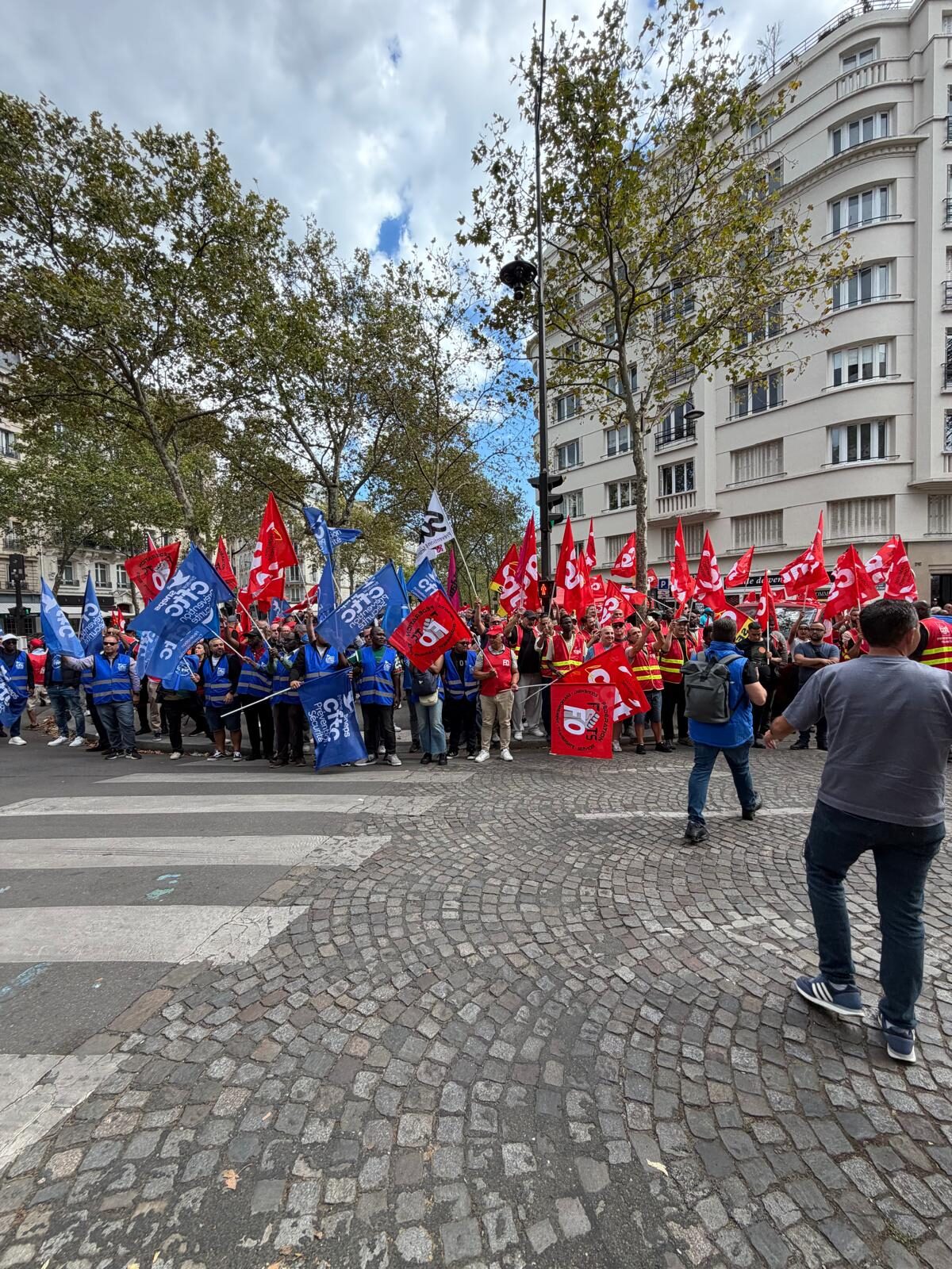 Vue large du carrefour, drapeaux CFTC et FO.