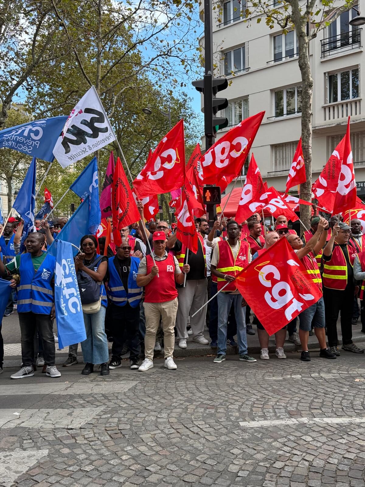 Cortège serré, drapeau CFTC Prévention et Sécurité au premier plan.