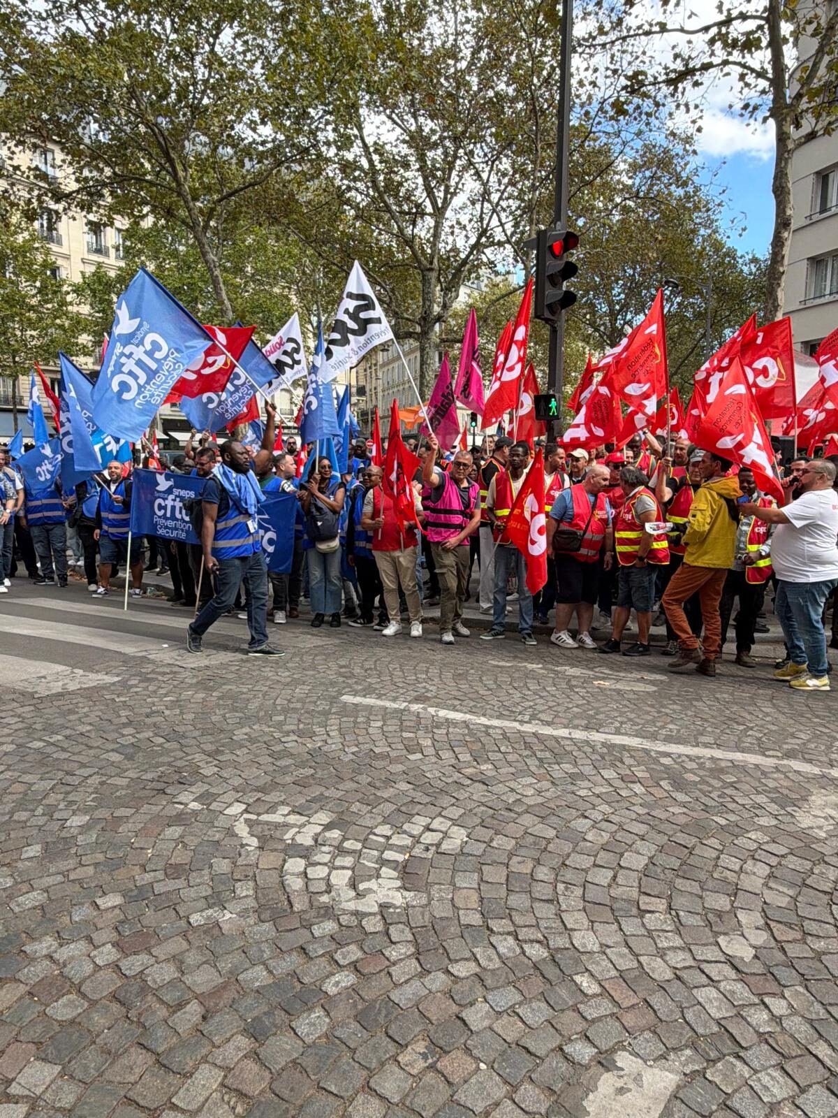 Cortège avec drapeau CFTC 95 La voix à défendre.