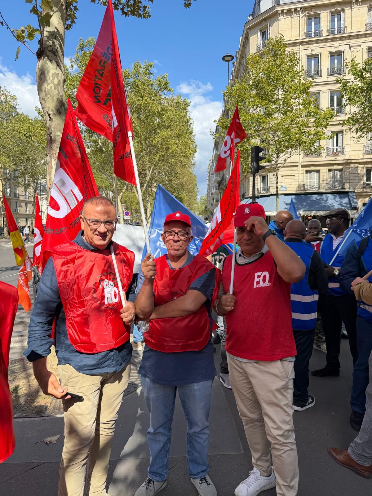 Angle de rue, drapeaux CGT Commerce et Services et FO.