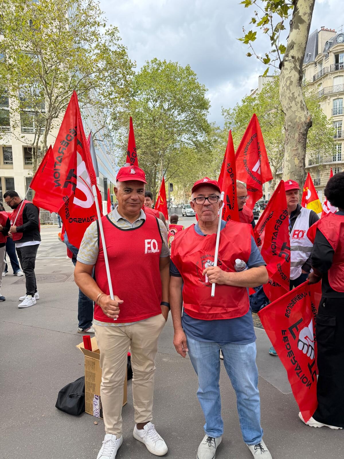 Deux agents posent avec les drapeaux FEETS-FO Équipement Environnement Transport.